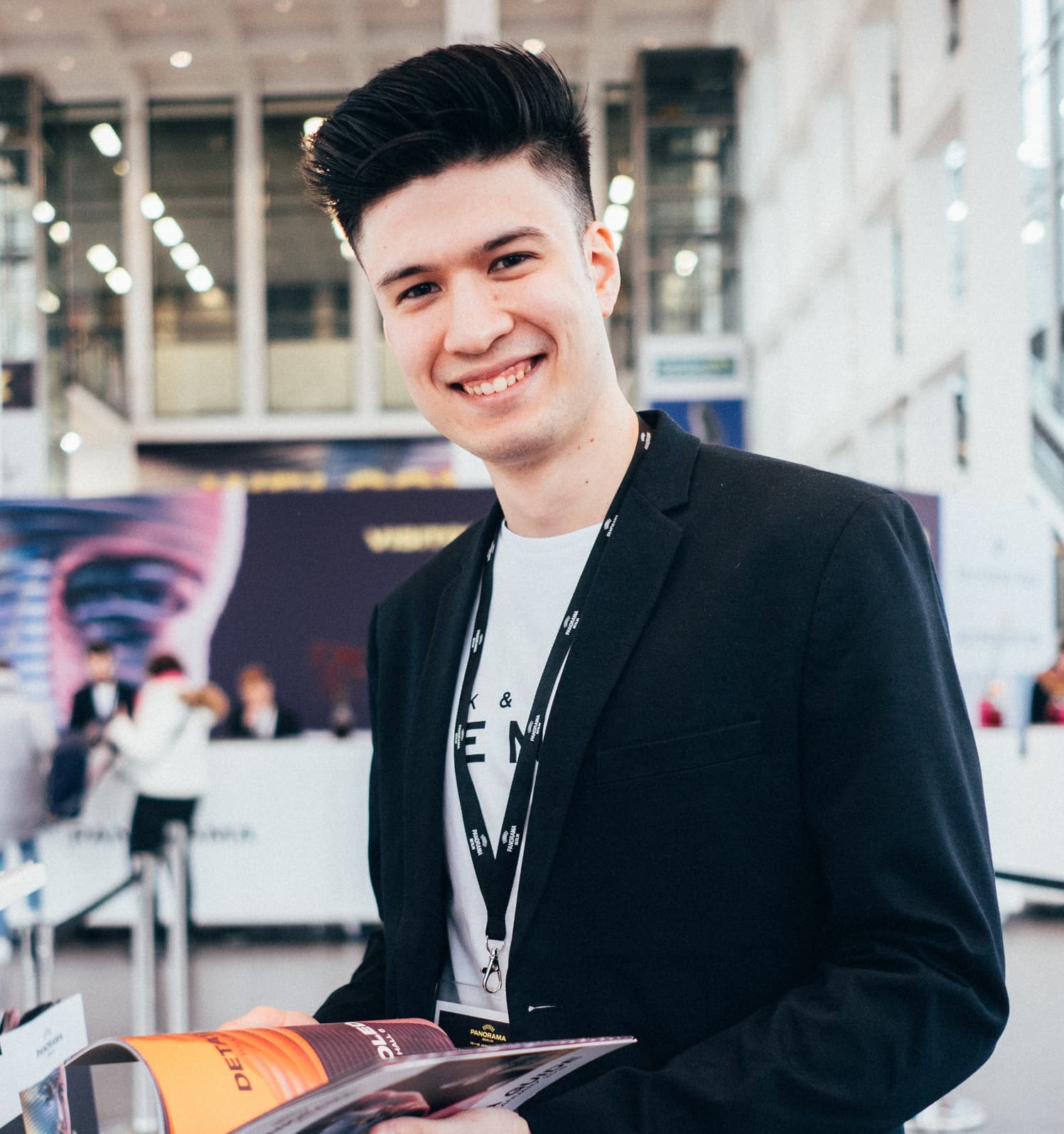 Buchen Sie kompetente Messehostsessen und -hosts von ucm.agency