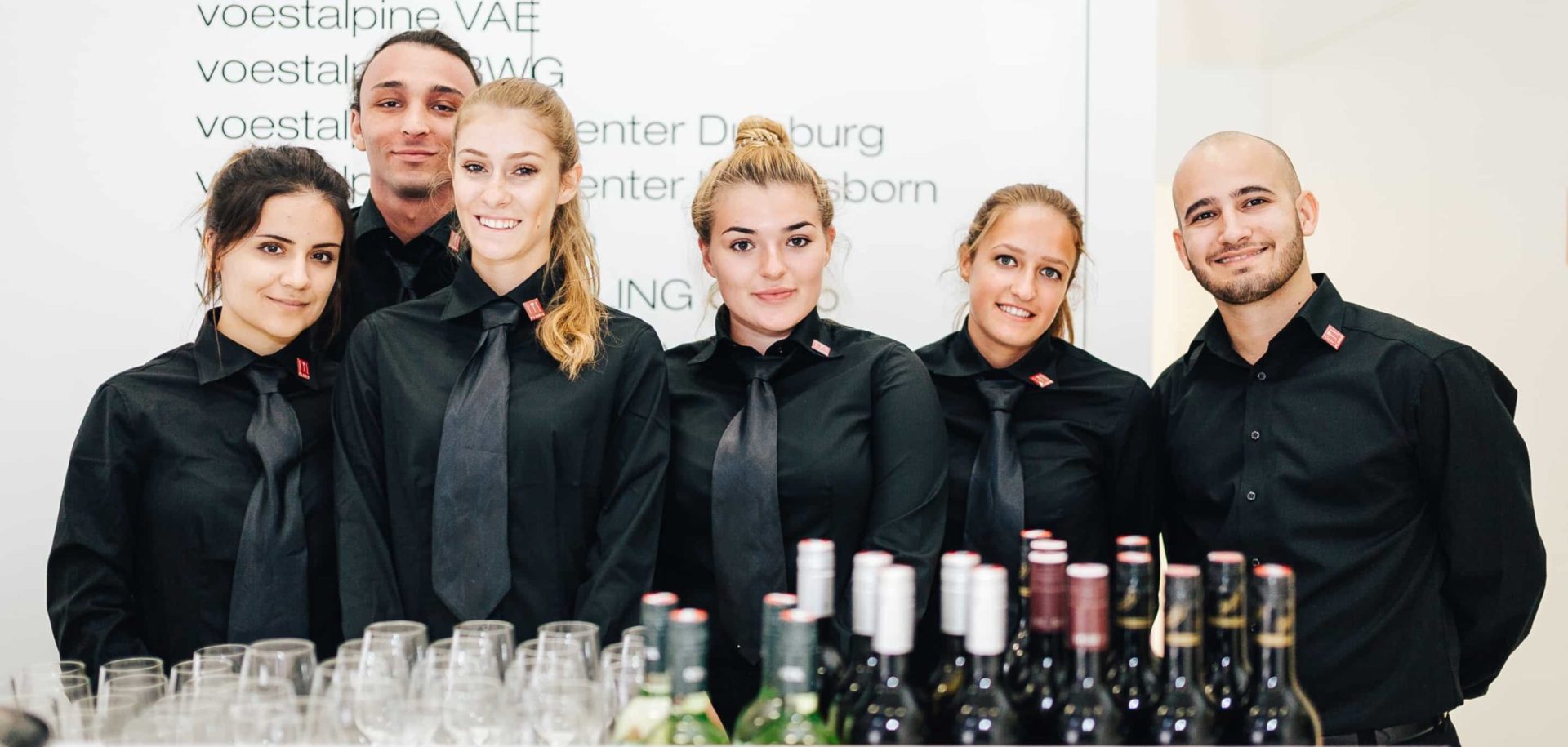 Die Kellnerinnen und Kellner von ucm.agency beherrschen alle wichtigen Regeln der gehobenen Gastronomie sicher Die Kellnerinnen und Kellner von ucm.agency beherrschen alle wichtigen Regeln der gehobenen Gastronomie sicher