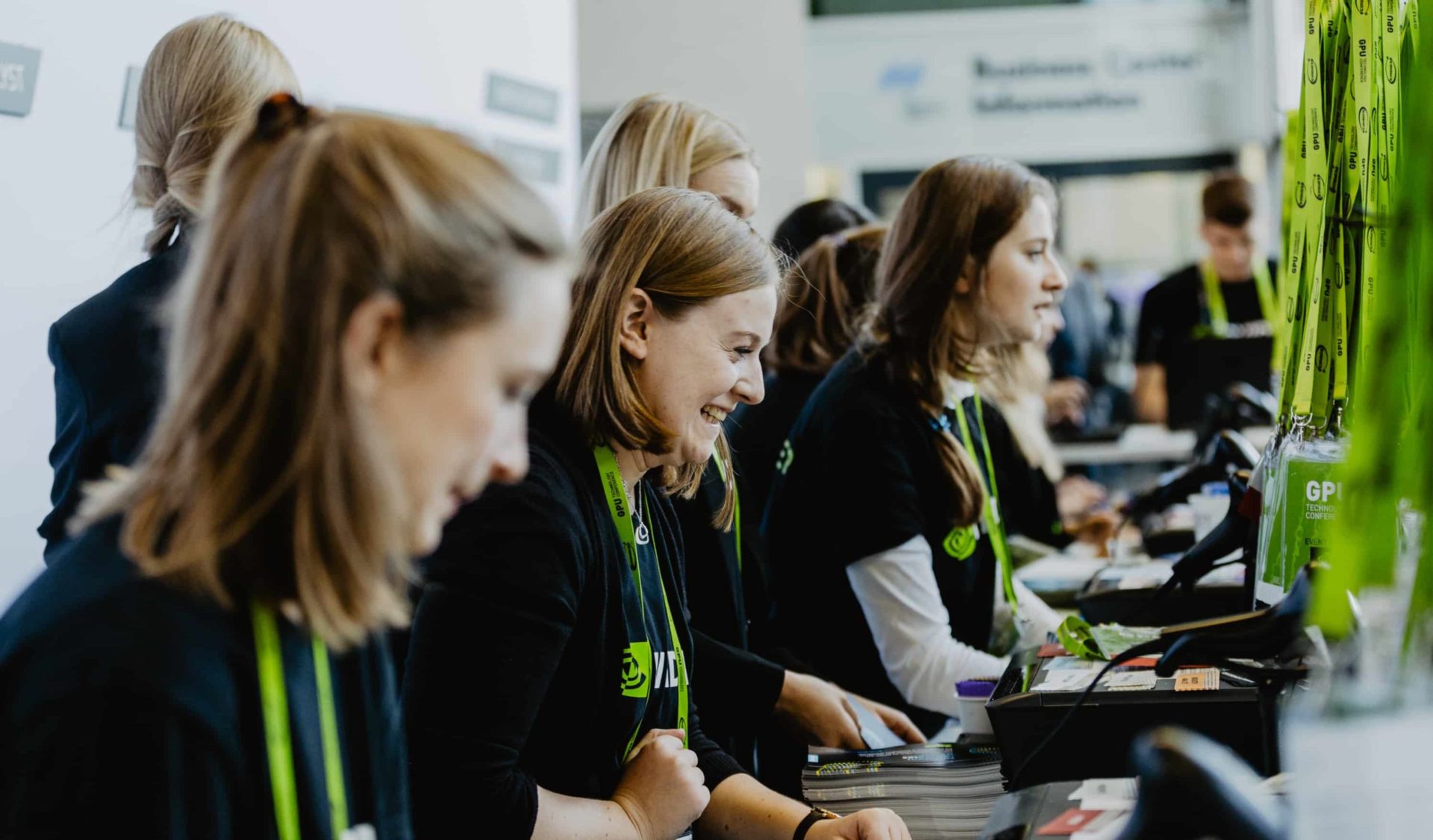 Kongresshostessen von ucm.agency begrüßen Ihre Kongressgäste mit einem Lächeln selbst zur Rush-Hour an der Registrierung Kongresshostessen von ucm.agency begrüßen Ihre Kongressgäste mit einem Lächeln selbst zur Rush-Hour an der Registrierung