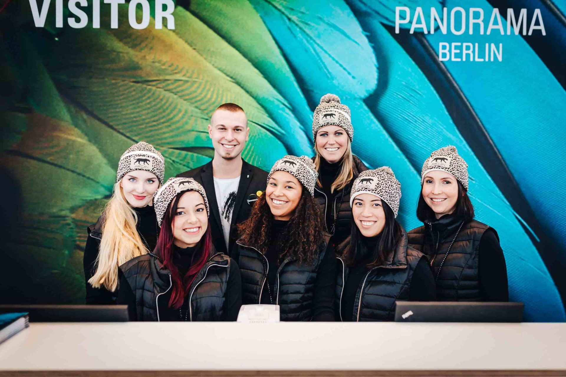 Messhostessen und -hosts von ucm.agency sind freundlich, kommunikativ, selbstbewusst, mehrsprachig und gehen proaktiv auf die Messebesucher zu