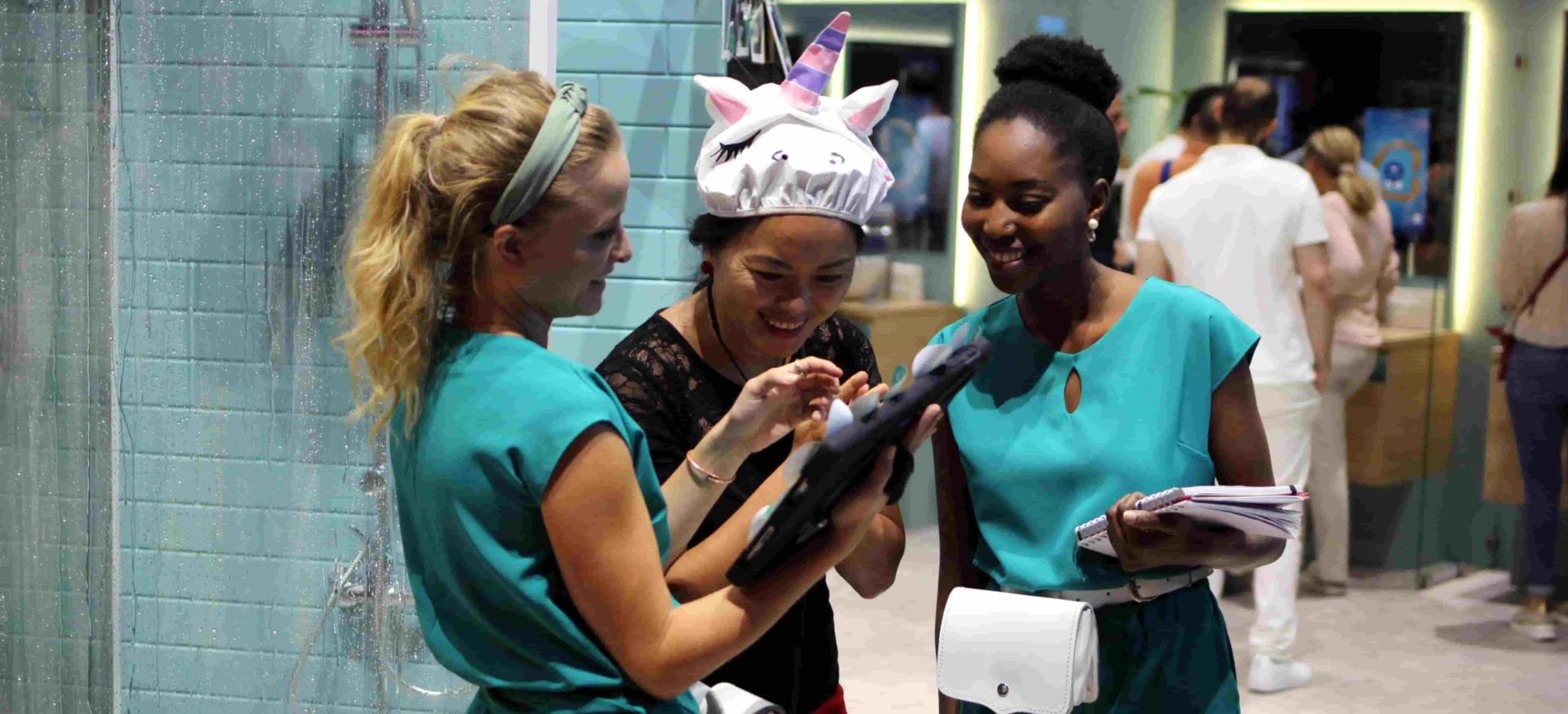 Mit sympathischen Promotion-Hostessen von ucm.agency generieren Sie höchstmögliches Involvement Ihrer Kunden