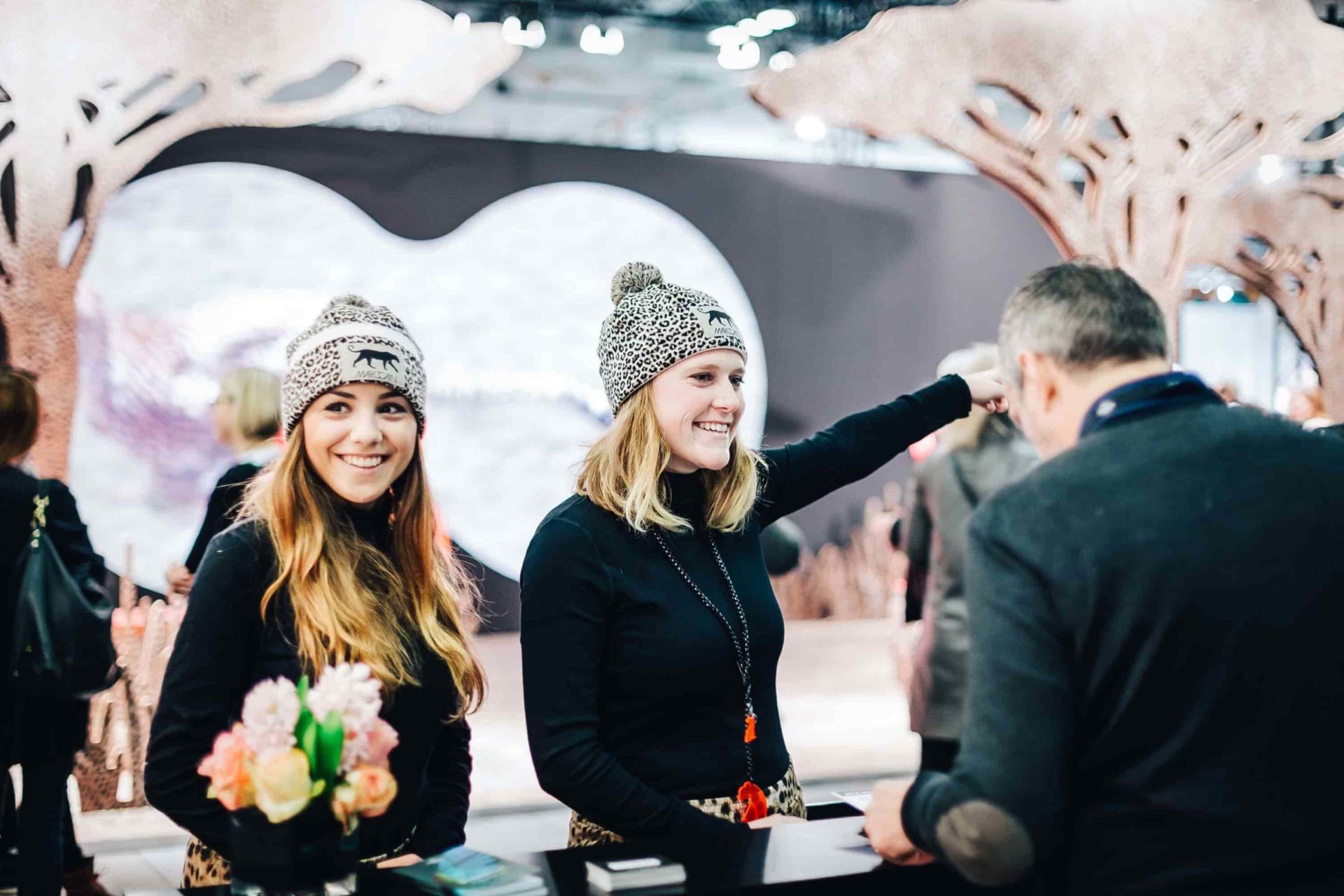 Sympatische Messehostessen von ucm.agency sorgen für das Wohlergehen von Besuchern Ihrer Messe