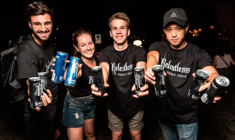 Vier Promoter:innen bewerben die Marke Relentless