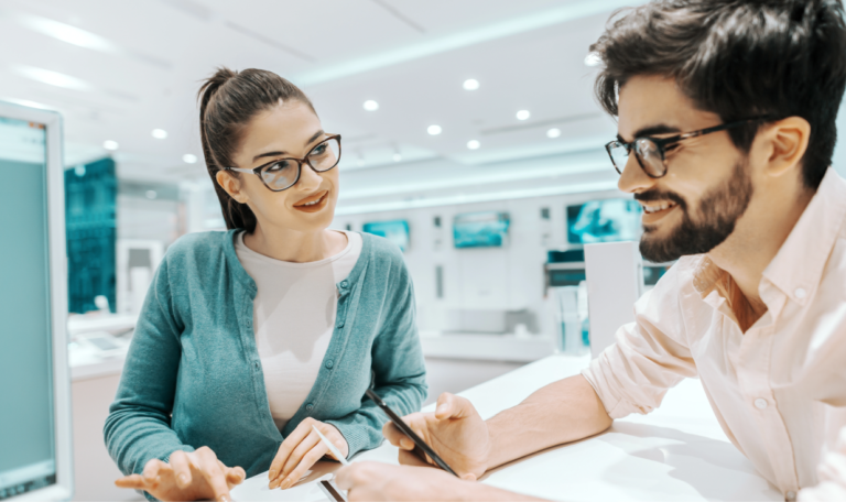 Ein Mann und eine Frau unterhalten sich auf einer Messe