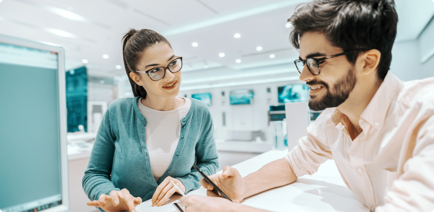 Ein Mann und eine Frau unterhalten sich auf einer Messe