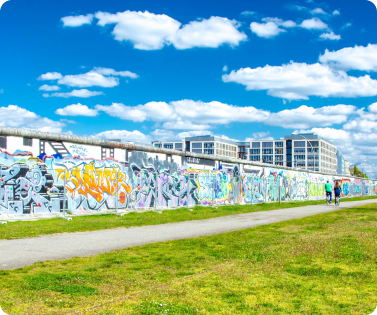 Blauer Himmel mit ein paar Wolken über der Eastside Gallery in Berlin