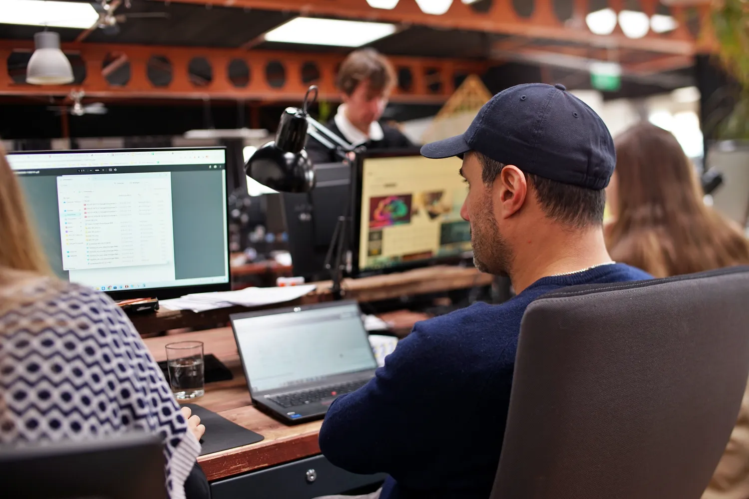 Team beim Arbeiten im alten Büro