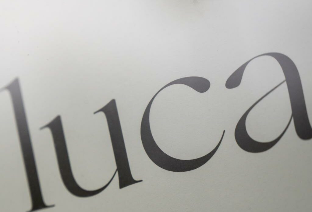 Das Wort "luca" schwarz auf weiß gedruckt