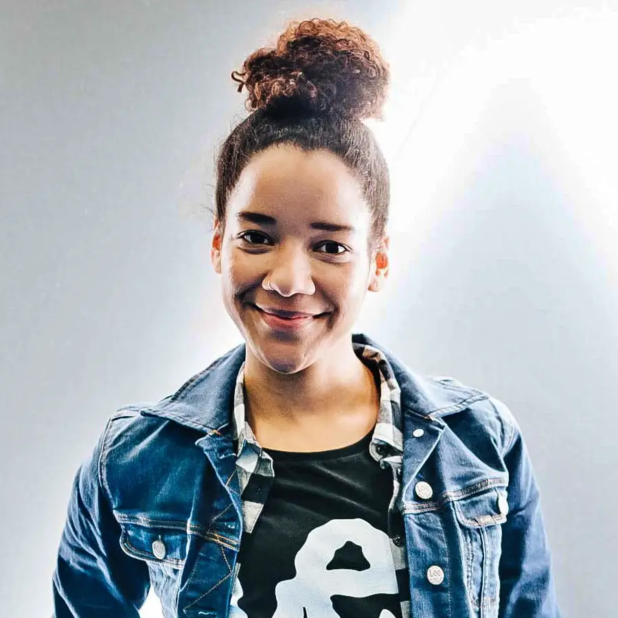 Modelhostess in Jeansjacke mit hochgesteckten Haaren