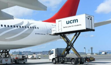 Ein Flugzeug wird mittels eines Trucks beladen.