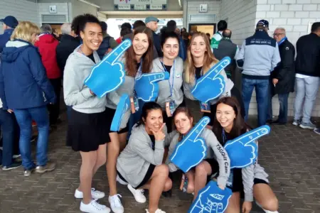 Sieben Promoter:innen vor Spielbeginn im Stadion